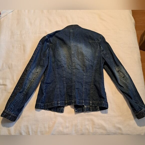 MEXX women's size 8 distressed jean jacket, form fitting style - Picture 7 of 9